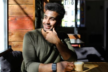 Eğitimden sonra vakit genç vücut geliştirmeci.