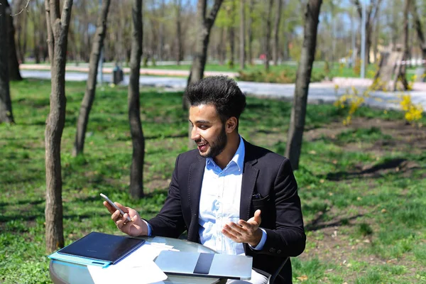 Joven crítico lee nuevo libro antes de su publicación — Foto de Stock