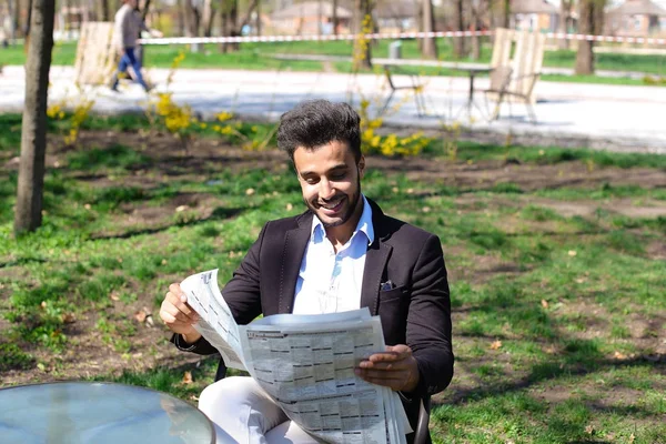 Árabe acabou de comprar novo jornal diário e leitura no parque . — Fotografia de Stock