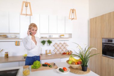 Çekici kız aramalar telefon numarası ve kablosuz telefon sohbet eden cep