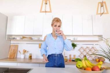 Üzgün kadın sarışın karın ve DRI hoş olmayan rahatsızlık hissediyor