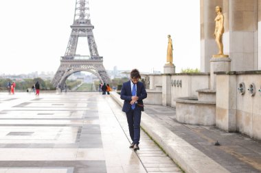 Arap işadamı yanında Eiff yakınındaki smartphone ile ortak savunarak