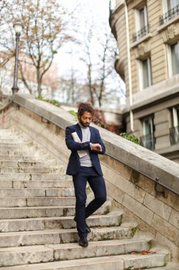 Gazete adımlarla yürürken yakışıklı mix kan adam.