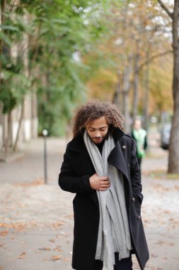 İyi görünümlü yarım Nijeryalı adam geziniyor.