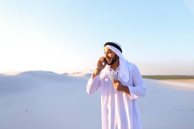 Müslüman erkek işadamı telefonla konuşan ve Haberler ile comp hisse