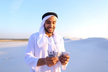 Başarılı Arap Şeyh banknot olarak görüyor ve mutlu, ben ayakta