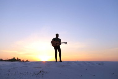 Gitar çalmak, pratik kas genç erkek Müslüman ayakta o