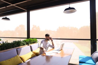 Dizüstü bilgisayar ve Çallı yeni bilgi tarama sorumlu Emlak