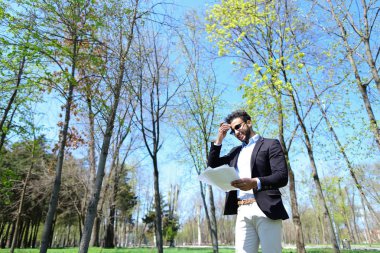 Bir erkek eve iş gezisi sonra gider