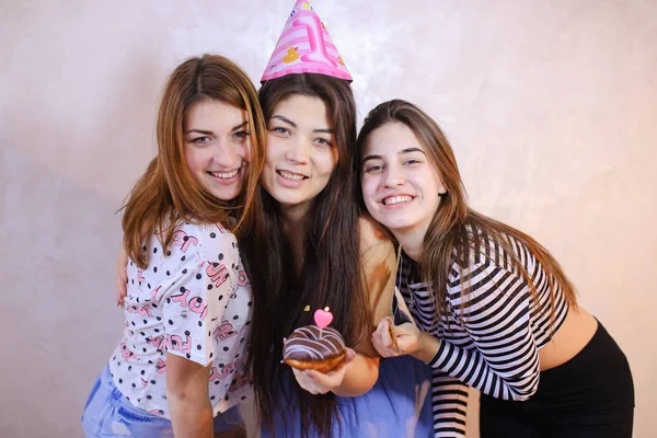 Милые дружелюбные девушки празднуют день рождения своих подруг — стоковое фото