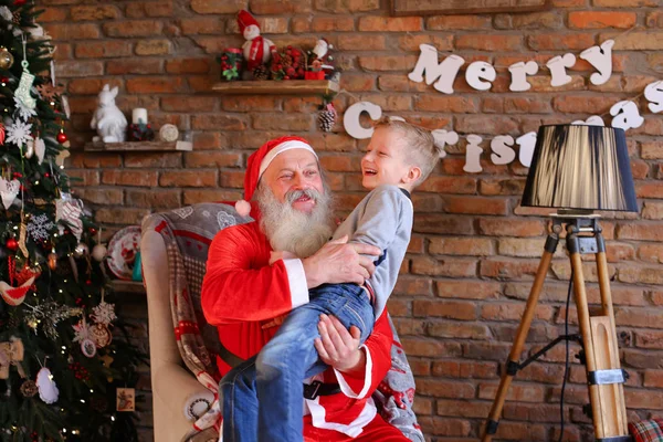 Magia Papai Noel e menino brincando e se divertir tog — Fotografia de Stock