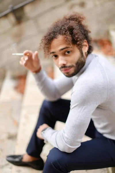 Primer plano cara masculina persona fumar en pasos . — Foto de Stock