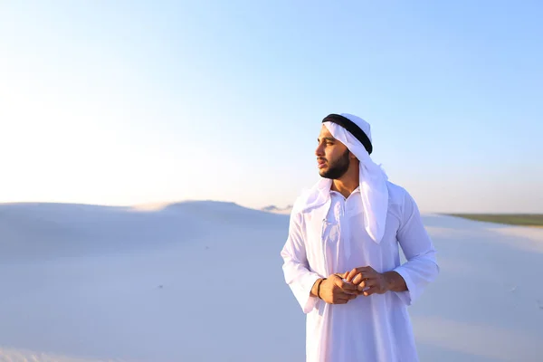 Árabe chico siente sensaciones desagradables con frío, de pie en m — Foto de Stock