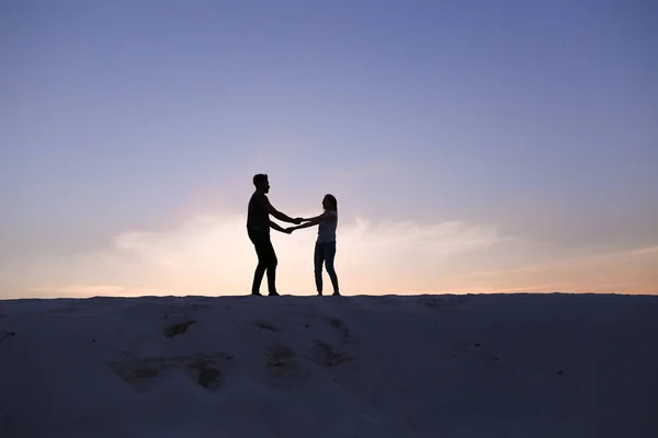 Aşıklar birbirlerine doğru koşmak ve çölde kum tepe üzerinde girdap — Stok fotoğraf