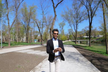 Arap Park'ta yürüyordunuz ve ağır çekimde gülümseyen