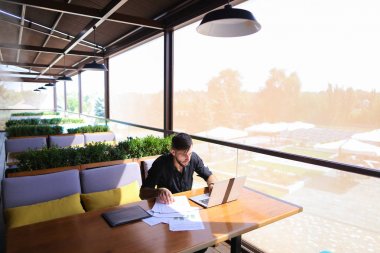 Serbest metin yazarı metin kafe masada dizüstü bilgisayarda yeniden yazmak.