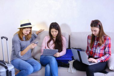 Üç genç kadın kız kardeşi araçları kullanmak ve her ile iletişim