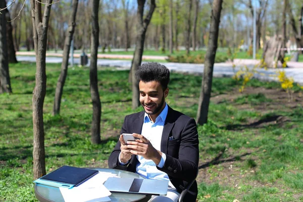 Joven crítico lee nuevo libro antes de su publicación — Foto de Stock