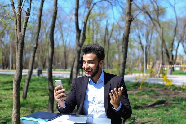 Joven crítico lee nuevo libro antes de su publicación — Foto de Stock