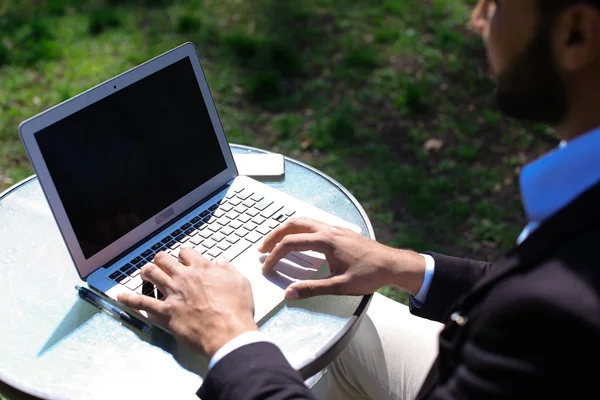 Blogger montiert Video auf Laptop — Stockfoto