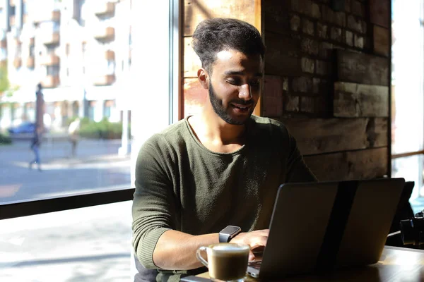 Makler kaufte neuen Laptop und Tastatur. — Stockfoto