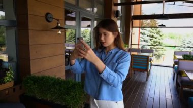Güzel Bayan selfie yavaş çekimde kafede smartphone yapma.
