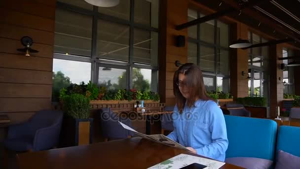 Encantadora dama leyendo menú en la cafetería en cámara lenta . — Vídeo de stock