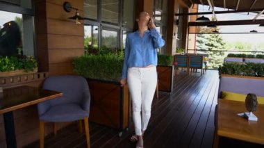 Güzel kadın modeli smartphone restoranda tarafından fotoğrafçı ile konuşma.