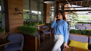 Güzel kız erkek ağır çekimde Café'de söz.