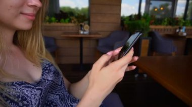 smartphone kafede mesaj yazmaya elleri kadar kaybetmek.