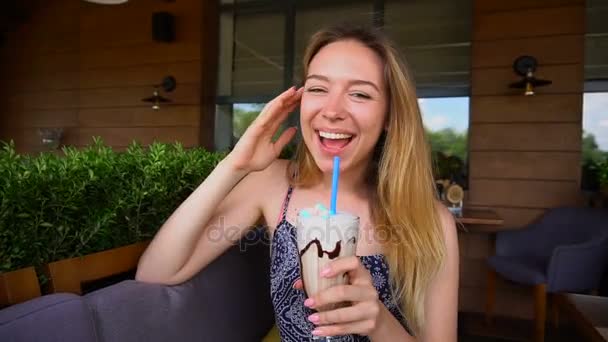 Cerca de cóctel de helado y chica jinete sonriente en cámara lenta . — Vídeos de Stock