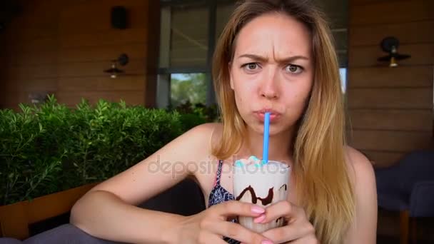 金凯悦女孩享受冰淇淋甜点在咖啡馆在慢动作与接近的面孔. — 图库视频影像