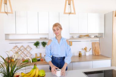 Sabah c tadını mutfak ve uzanıyor, güzel kız yürüyor