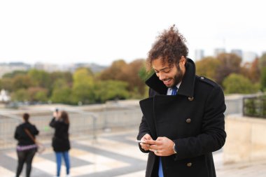 Eiffel Tower smartphone ile yavaş mo Arap çocuğun