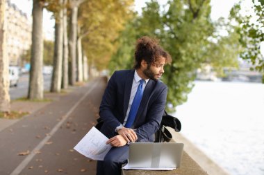Eiffel Tower yakınındaki sınavlarla la önce hazırlama Arap öğrenci