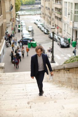 Gazete adımlarla yürürken yakışıklı mix kan adam.