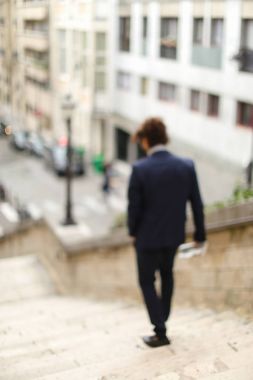 Gazete adımlarla yürürken melez adam.