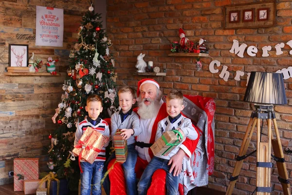 Saudara-saudara asli menyanyikan lagu-lagu Natal untuk Santa Claus di roo — Stok Foto