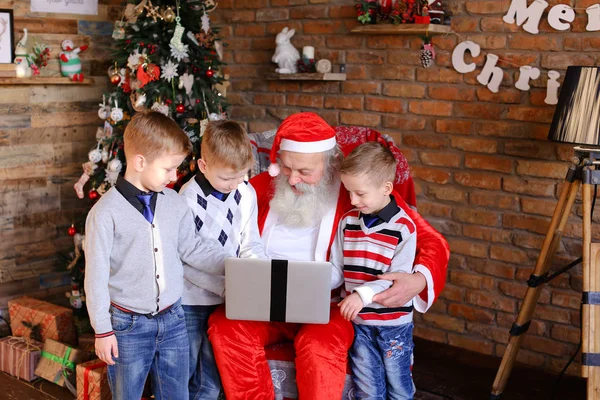 Engraçado meninos amigos evitar Papai Noel de encomendar presentes em l — Fotografia de Stock