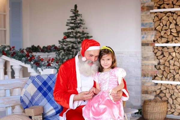 Santa Claus yang ceria berbicara dengan gadis kecil . — Stok Foto