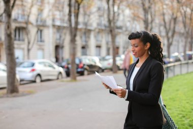 Erkek arkadaşına smartphone ile konuşmak ve gezinme kan Bayan mix.