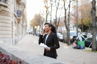 Güzel Bayan Anne, sokakta yürüyen kız ile telefonda konuşurken