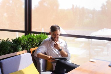 Avrupa işadamı kafeterya masada tablet kullanma.