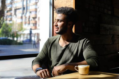 Caf sevgilisi için bekleyen damat .