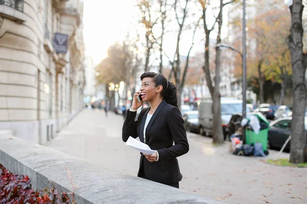 Krásná žena mluví o telefonu s matkou, holka, chůzi na ulici — Stock fotografie
