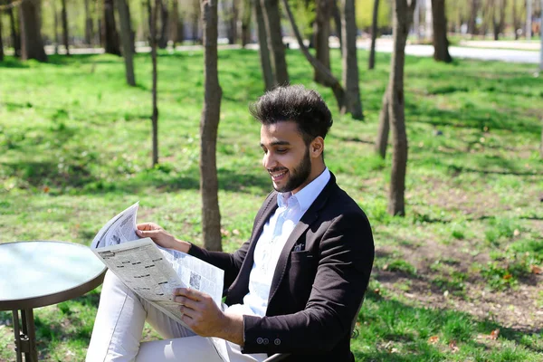 Empresário bem sucedido lendo jornal no almoço . — Fotografia de Stock