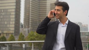 Yürüyüş ve telefonla konuşan Avrupa iş adamı