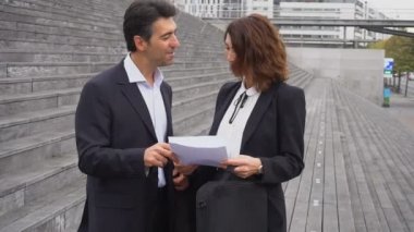 Ağır çekim erkek avukatı kadın müşteri ile konuşan.