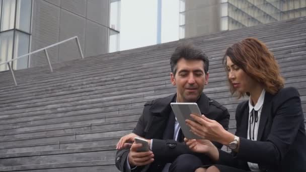 Slow motion couple marié professeurs d'entreprise en utilisant tablette et smartphone planification vacances d'été — Video