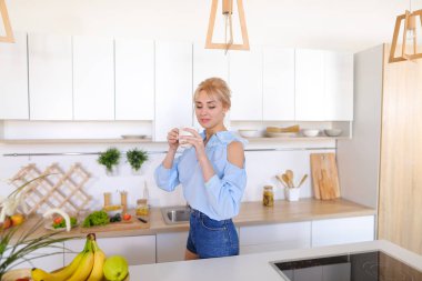 Sabah c tadını mutfak ve uzanıyor, güzel kız yürüyor